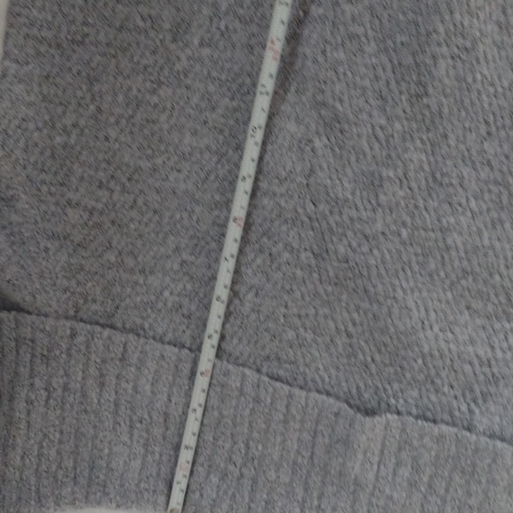 Le Chateau Sweater - Picture 8 of 11